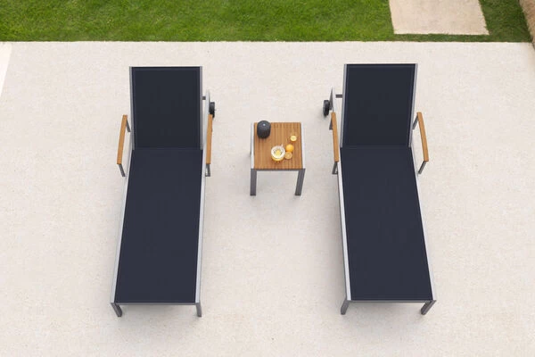 OUTFLEXX 2er-Set Sonnenliegen, Schwarz, Edelstahl/Teak, 195,5x74x35cm, Mit Beistelltisch 45x45cm 5 OUTFLEXX 2er-Set Sonnenliegen, Schwarz, Edelstahl/Teak, 195,5x74x35cm, Mit Beistelltisch 45x45cm – Bild 3