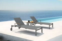 OUTFLEXX 2er-Set Sonnenliegen, Taupe, Edelstahl/Teak, 195,5x74x35cm, Mit Beistelltisch 45x45cm