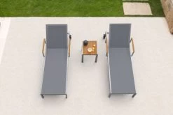 OUTFLEXX 2er-Set Sonnenliegen, Taupe, Edelstahl/Teak, 195,5x74x35cm, Mit Beistelltisch 45x45cm -Gartenmöbel Geschäft 14167 3 CGI.jpg