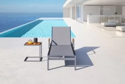 OUTFLEXX Sonnenliegen-Set, Taupe, Edelstahl/FSC-Teak, 195,5x74x35cm, Mit Armlehnen, Inkl. Beistelltisch 45x45cm 11 OUTFLEXX Sonnenliegen-Set, Taupe, Edelstahl/FSC-Teak, 195,5x74x35cm, Mit Armlehnen, Inkl. Beistelltisch 45x45cm -Gartenmöbel Geschäft 16547 2 CGI.jpg