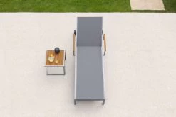 OUTFLEXX Sonnenliegen-Set, Taupe, Edelstahl/FSC-Teak, 195,5x74x35cm, Mit Armlehnen, Inkl. Beistelltisch 45x45cm 12 OUTFLEXX Sonnenliegen-Set, Taupe, Edelstahl/FSC-Teak, 195,5x74x35cm, Mit Armlehnen, Inkl. Beistelltisch 45x45cm -Gartenmöbel Geschäft 16547 3 CGI.jpg