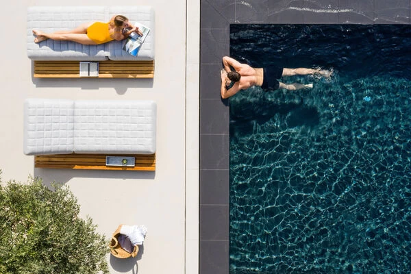 OUTFLEXX Icon Loungeliege, Lead Chine, Alu/Teak/Sunbrella, 213 X 89 X 41 Cm, Inkl. Verstellbarer Rückenlehne 9 OUTFLEXX Icon Loungeliege, Lead Chine, Alu/Teak/Sunbrella, 213 X 89 X 41 Cm, Inkl. Verstellbarer Rückenlehne – Bild 7