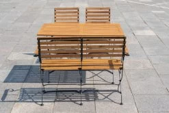 OUTFLEXX Sitzgruppe, Natur/schwarz, Stahl/FSC-Akazienholz, 120x80 Cm, 2 Klappstühle, 2-Sitzer Bank, Pulverbeschichtet, Geölt -Gartenmöbel Geschäft 23884 07.jpg