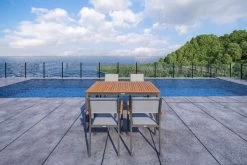 VILLANA Esstischgarnitur, Anthrazit/grau, Alu/ FSC-Akazienholz, Ausziehtisch 150/200 Cm, 4 Stapelstühle 28 VILLANA Esstischgarnitur, Anthrazit/grau, Alu/ FSC-Akazienholz, Ausziehtisch 150/200 Cm, 4 Stapelstühle -Gartenmöbel Geschäft 23909 CGI 04.jpg