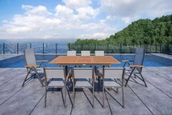 VILLANA Esstischgarnitur, Anthrazit/grau, Alu/ FSC-Akazienholz, Ausziehtisch 150/200 Cm, 6 Stapelstühle, 2 Multipositionssessel -Gartenmöbel Geschäft 23916 CGI 03.jpg