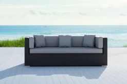 OUTFLEXX Dreisitzer-Sofa, Schwarz, Polyrattan, 210x85x70cm, Inkl. Polster + Wasserfeste Kissenbox -Gartenmöbel Geschäft 2392 1 BOX 2 CGI.jpg