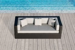 OUTFLEXX Dreisitzer-Sofa, Schwarz, Polyrattan, 210x85x70cm, Inkl. Polster + Wasserfeste Kissenbox -Gartenmöbel Geschäft 2392 1 BOX 3 CGI.jpg