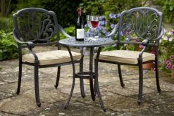 HARTMAN Amalfi Bistro-Set, Bronze, Alu-Guss, Ø62cm, 2 Sessel Inkl. Wendekissen -Gartenmöbel Geschäft 3 18972.jpg