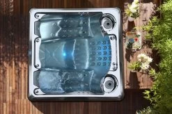 Outtech Steel Art Cetus Whirlpool, Grau/schwarz, 228x214x93 Cm / 1000L, 4 Pers., LED Corner Light, LCD Balboa Anzeige, WIFI READY 19 Outtech Steel Art Cetus Whirlpool, Grau/schwarz, 228x214x93 Cm / 1000L, 4 Pers., LED Corner Light, LCD Balboa Anzeige, WIFI READY -Gartenmöbel Geschäft 3 21290.jpg