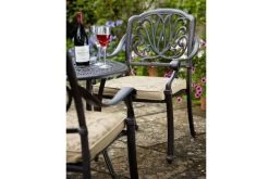HARTMAN Amalfi Bistro-Set, Bronze, Alu-Guss, Ø62cm, 2 Sessel Inkl. Wendekissen -Gartenmöbel Geschäft 4 18972.jpg