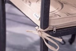 HARTMAN Amalfi Bistro-Set, Bronze, Alu-Guss, Ø62cm, 2 Sessel Inkl. Wendekissen -Gartenmöbel Geschäft 8 18972.jpg